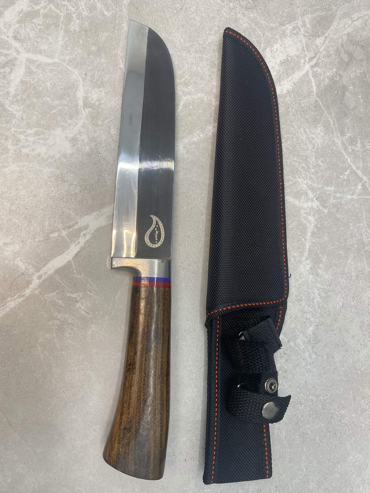 Kompaktiškas rankų darbo peilis iš guolinio plieno su šviesia rago / kaulo rankena, metaline garda ir rudu raštuotu dėklu (Copy)