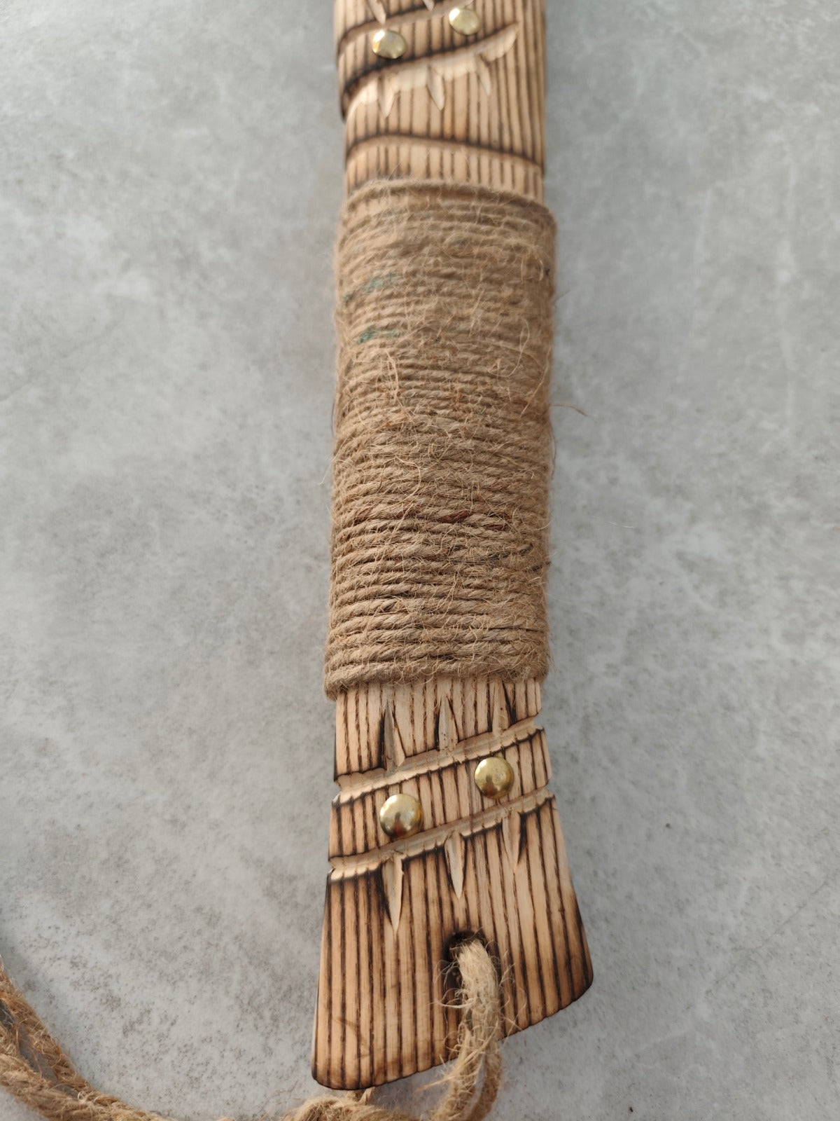 Rankų darbo dekoratyvinis kirvis | ~40 cm, mediena / nerūdijantis plienas